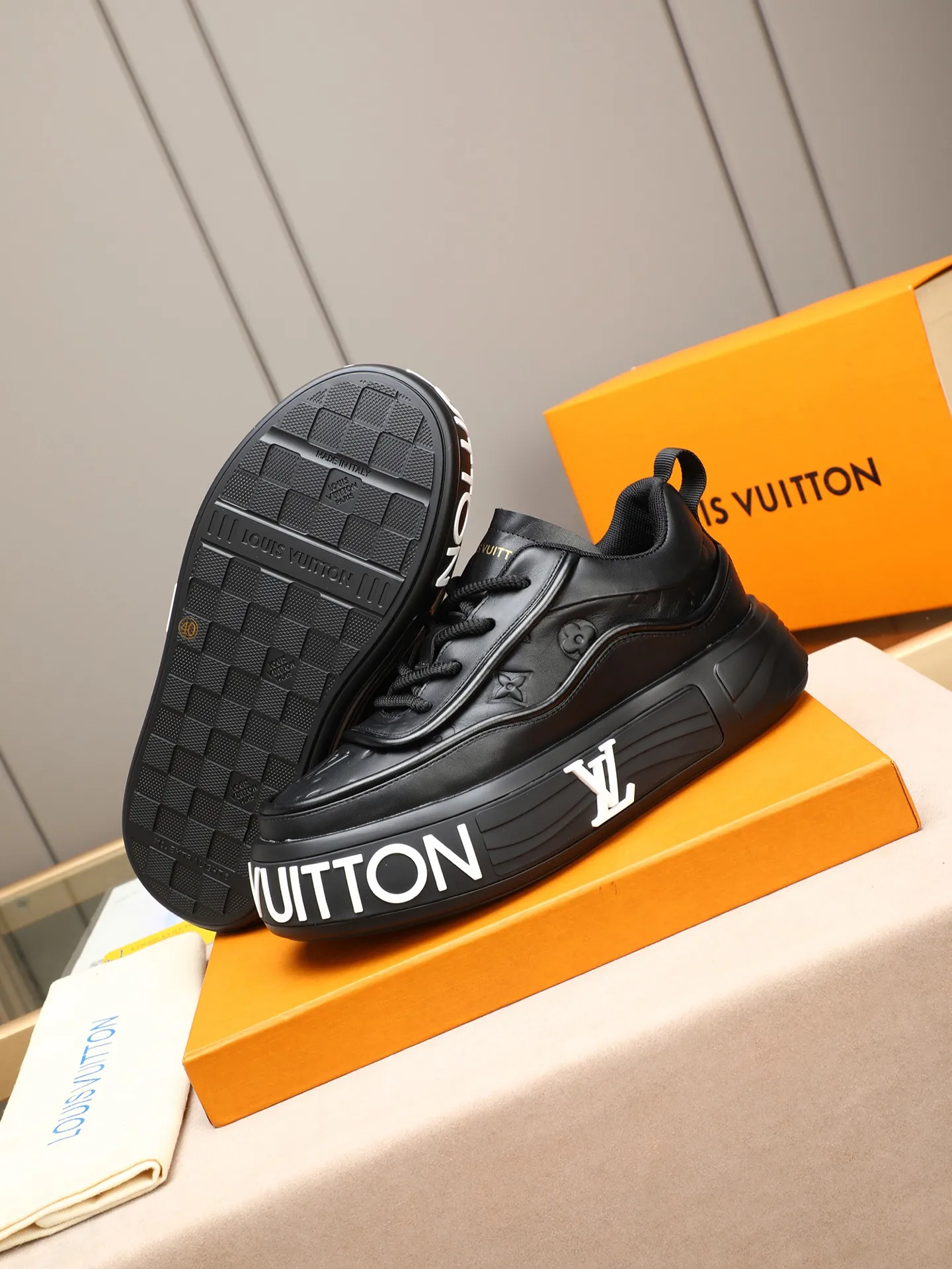Men's men's shoes 💰560 LV are fashionable and fashionable, and the uppers are made of imported cowhide embossing! Super trendy design! It’s eye-catching! The leather is soft, delicate, shiny and translucent, showing the ultimate in pure handcraftsmanship, and the mesh is soft, comfortable and breathable! Size: 39-44 (38 45 customized)